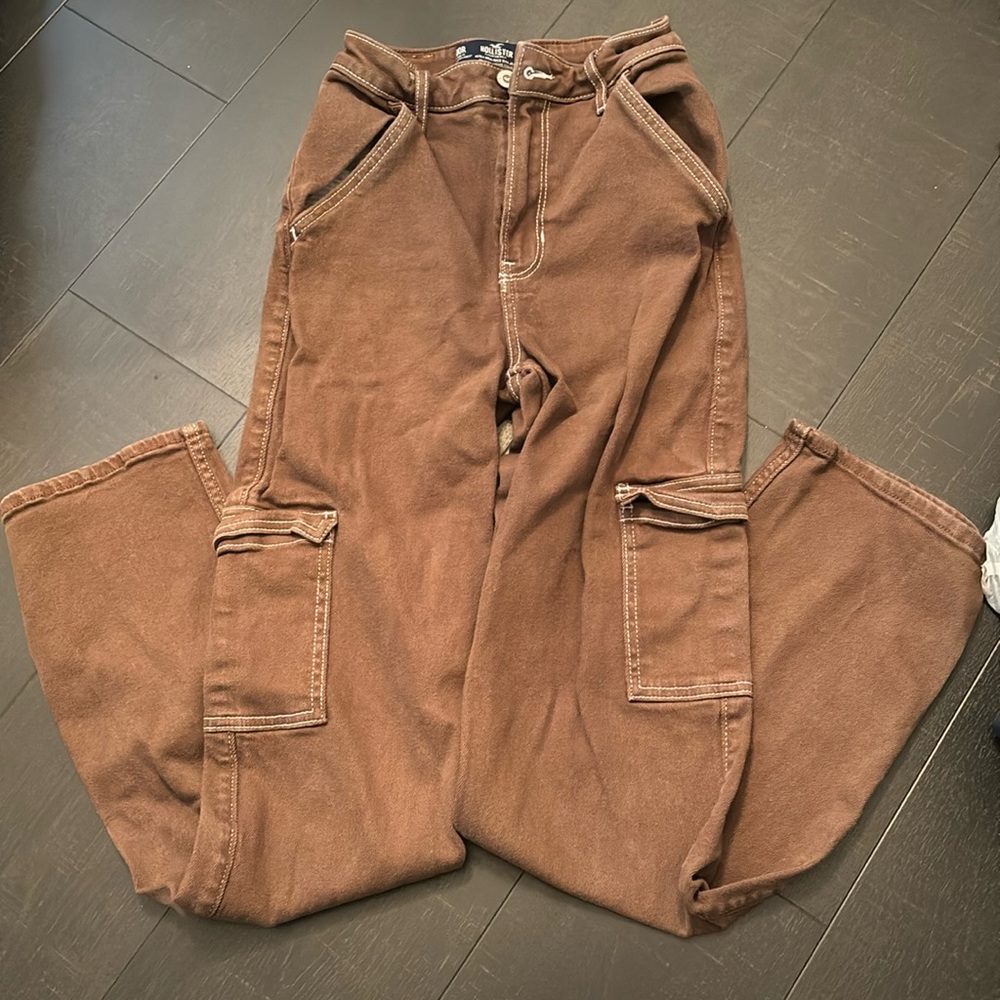 brown cargo high waisted pants with white stitching